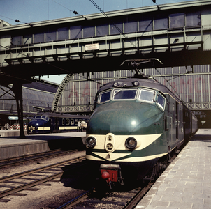 883124 Afbeelding van het electrische treinstel nr. 784 (mat. 1954, plan P, Hondekop ) van de N.S. langs een perron van ...